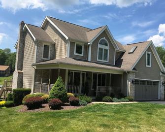 Luxury Lakefront Home: Private dock & outside entertainment areas in resort. - DuBois - Building