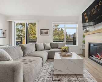 The Silver Fox | Private Hot Tub | Walk to Beach - Invermere - Living room