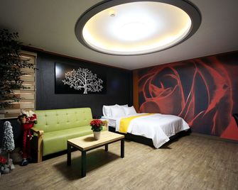 Business Hotel Busan Station - Busan - Living room