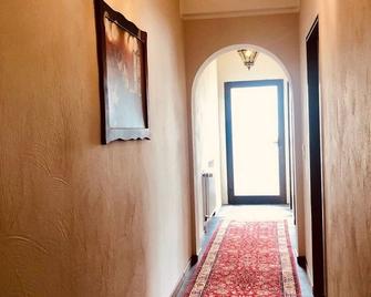 Travel for business, Perfect. 300Mbit, Smart TV - Bonn - Hallway