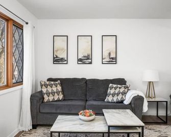 Tranquil 2BR Townhome~ Close to City Charm - Davenport - Living room