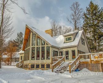 FunHouse: Walk to Ski Trails! Hot Tub, Game Room, Ultimate Kitchen - Newry - Edificio