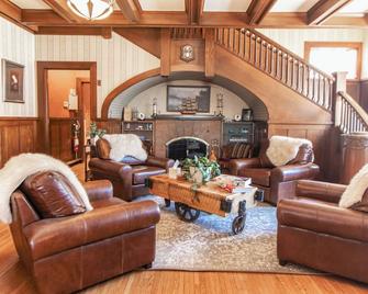 Captain's Quarters Suite w/ Fireplace & Sauna - Duluth - Sala de estar