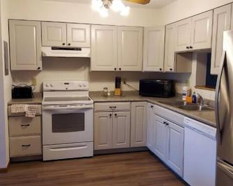 Deluxe 3 Bedroom 2 Bathroom Top Floor Condo - Devils Lake - Cocina