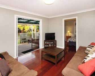 Large beachside house in quiet bush surroundings - Redland - Sala de estar