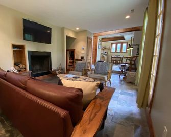 Charming & Cozy In-Town Retreat In The Heart Of New Buffalo - New Buffalo - Wohnzimmer