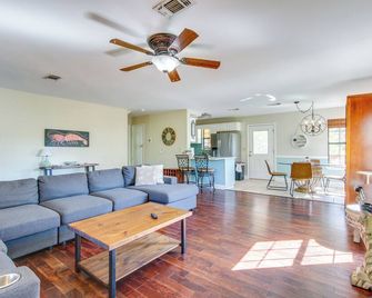 Waterfront Pass Christian Oasis about 2 Mi to Beach! - Pass Christian - Pokój dzienny