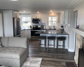 Lakefront Family Friendly Home With Large Sandy Beach And Beautiful Views - Rockford - Cocina