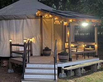 Peaceful Off-Grid Yurt Farm Stay with Modern Comforts - Optional Farm Breakfast - Blythewood - Innenhof