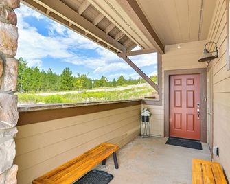 2 Mi to Dtwn & NAU: Flagstaff Condo w/ Patio! - Flagstaff - Balcony