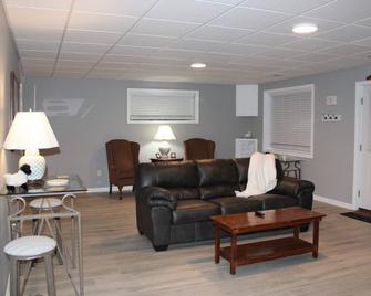 Spacious lower level of brick ranch home. Close to city, in quiet location - Harrisonburg - Living room