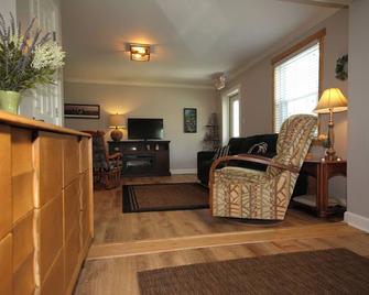 Cozy Retreat two blocks from Downtown Noblesville, IN - Noblesville - Living room