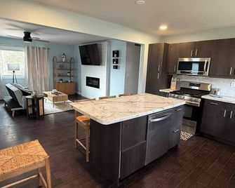 Serenity Dream House. Peaceful 3 bedroom house. - Dixon - Kitchen