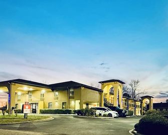 Luxury Inn & Suites - Selma - Budova