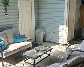 Lovely oasis with private swimming pool 4,6,8 f deep - Gulf Breeze - Living room