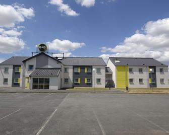 B&B HOTEL Bourges (2) - Bourges - Gebäude