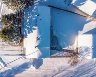 La Résidence - Heated Garage, Executive Home - Cochrane