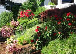 Luxury, Full Service Bed And Breakfast - You Are The Only Guest In Our Home! - Roseburg - Outdoors view