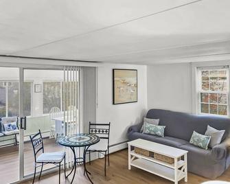 25 Zylpha Road Harwich Port Cape Cod - -Sandpiper Cottage - Harwich - Living room