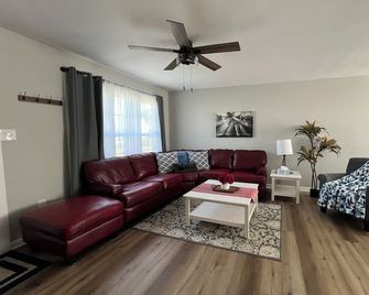 Fuquay's Best! Recently renovated, convenient to downtown, fenced yard, fire pit - Fuquay-Varina - Sala de estar