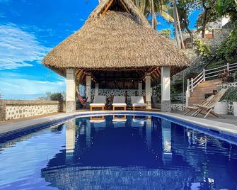 ocean-front, multi-level, open spaces, large garden - El Sunzal - Pool