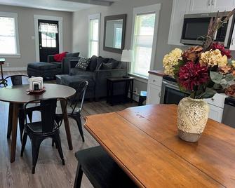 Convenient family and dog friendly Brewer / Bangor home. - Brewer