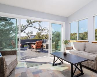 Casa Mariposa Newly Renovated Firepitfireplacegreat Deckpets Welcome! - Bee Cave - Huiskamer