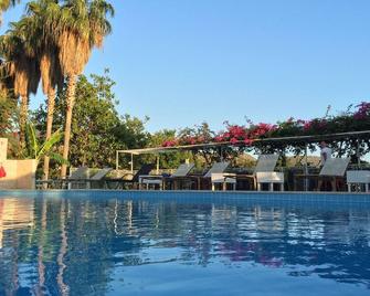Hotel Pataros - Gelemiş - Pool