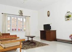 Studio Homestay In Range View - Madikeri - Living room