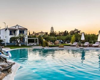 Sun 'n Chill, Boutique Apartments & Beach Villa - Kavos - Piscina