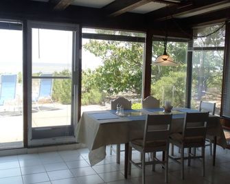 Direct Beach Front Home with Bay Views and Amazing Sunsets - Villas - Dining room