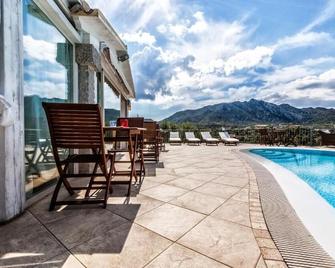 Cento Ulivi B&B - Golfo Aranci - Piscina