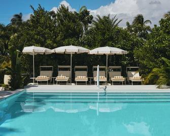 La Concha - West Bay - Pool