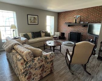 Spacious 4 Bedroom Rental Above a Fun Antique Store - Grayslake - Living room
