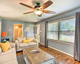 'GiGi's Place' w/ Fire Pit, Half-Mile to Dtwn - Forney - Living room