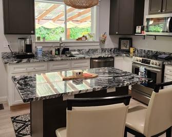Heart Of Rrg- New Modern Roadside Cabin-Wifi - Stanton - Kitchen
