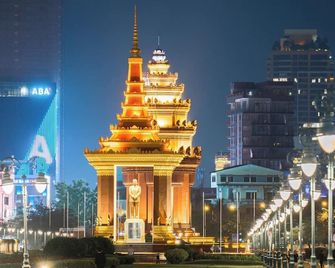 Sky hotel - Rooms & Free laundry - 50m to Royal Palace - Nom Pen
