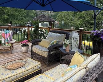 Accessible Luxury Riverside Beauty! - Washago - Balcony