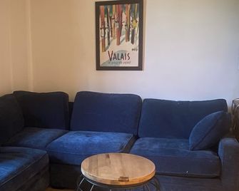 Located in Sugarbush Village - easy walk to slopes & mountain. - Warren - Obývací pokoj