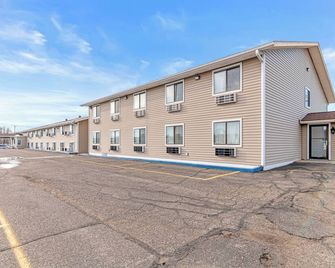 Stayinn Little Falls - Little Falls - Building