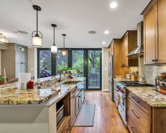 Spacious 3-bedroom Townhome - Washington D. C. - Cocina