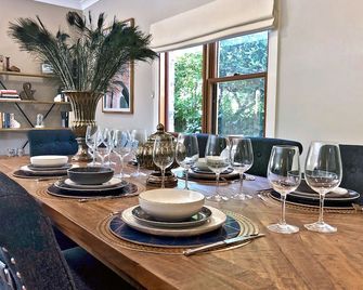 The Orange Fox - Orange - Dining room