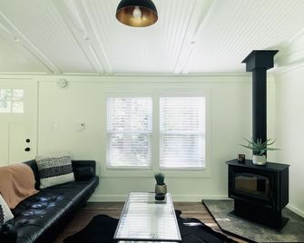 The Cabin @ Benton Hollow - Harris - Living room