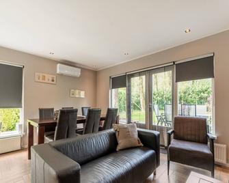 Holiday Home in Garderen with Garden - Garderen - Huiskamer