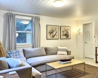Modern Coastal Farmhouse - Cape May - Living room