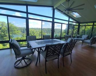 6 Bedroom home, private pool, person Hot tub, Waterfront Views, and more! - Monticello - Comedor