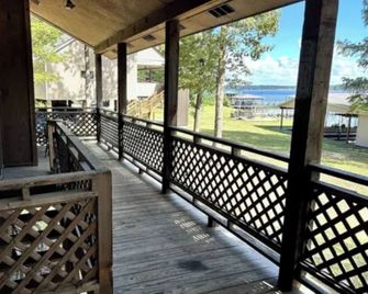 Charming lakefront 2-bedroom house in Farmerville, Louisiana - Farmerville - Balcony