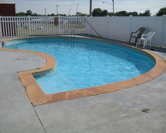 Guest House Motel Chanute - Chanute - Басейн