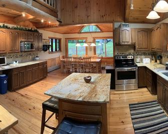 Adirondack Waterfront Lodge Close to Old Forge with A/C and Heated Garage - Old Forge - Kuchyň