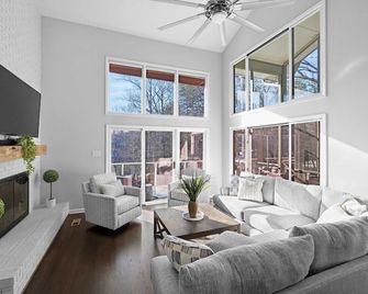 Sun Up Sun Down by Avantstay Pool w Waterfall - Mooresville - Living room